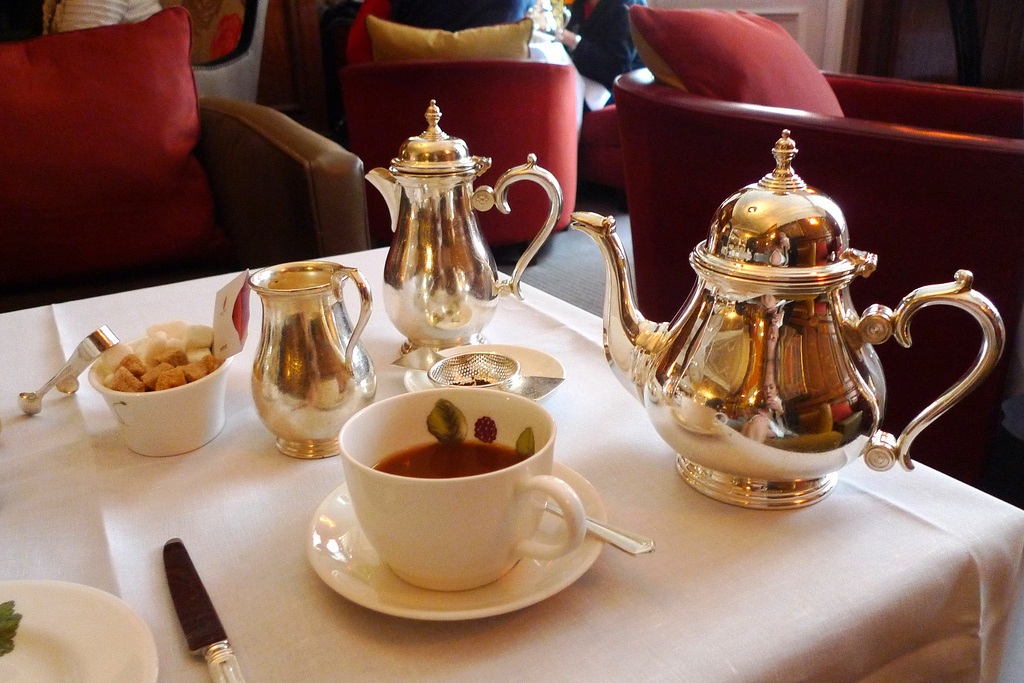 Чаепитие на английском. Английский чай. Английское чаепитие. Чайная церемония в Великобритании. Традиционный английский чай.